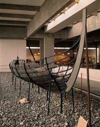 Barco vikingo (drakkar o Langskip) encontrado en el fiordo de Roskilde, Dinamarca, c.1030