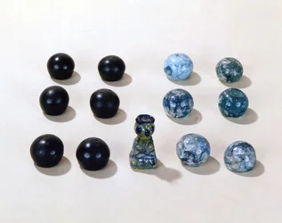 Piezas de juego de ajedrez de la ciudad vikinga de Birka (vidrio)
