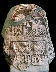Piedra rúnica que representa a Wotan (Odín) sobre su caballo de ocho patas Sleipnir, abordando un barco largo vikingo