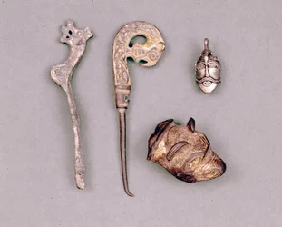 Varias piezas de aparatos y joyas vikingas, en la parte superior derecha, una representación de la deidad Odín. Estocolmo, Historiska Museet