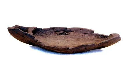 Juguete de madera vikingo en forma de barco (drakkar) encontrado cerca de un sitio vikingo en Groenlandia.