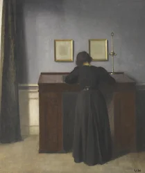 Ida de pie en un escritorio