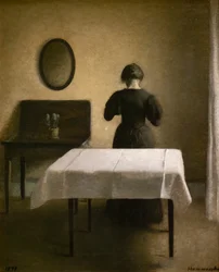 Interior con una mujer de espaldas