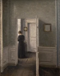 Interior con una mujer de pie