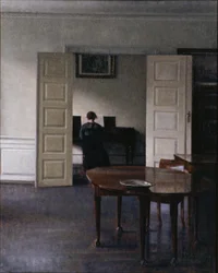 Interior con Ida tocando el piano