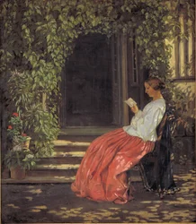 Dama leyendo fuera de una puerta de jardín
