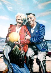 Abuela y abuelo con pelota en la playa