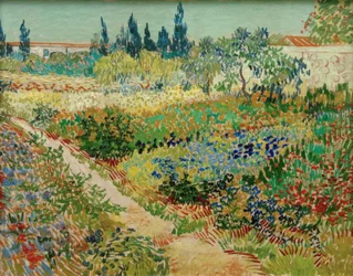 Jardín floreciente con sendero