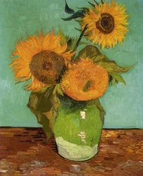 Tres girasoles en un jarrón