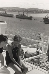 Una pareja a bordo del crucero "Oceania", del álbum "At the Edge of Oceania 28th July to 10th August 1935".
