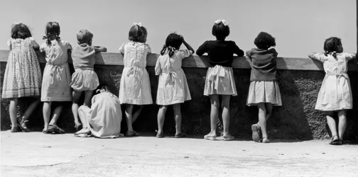 Grupo de niños apoyados en un parapeto, Italia, c.1960 (gelatina de plata)