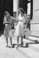 Modelos durante una sesión fotográfica en Florencia, 2-3 de junio de 1941 (foto b/n)