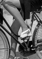 En bicicleta, c.1960 (foto b/n)