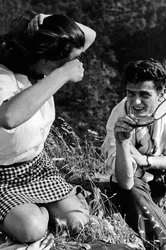 Retrato de pareja en un prado, c.1970 (foto b/n)