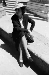 Retrato de mujer con traje de negocios