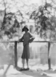 Retrato de mujer joven, Roma; Estudio fotográfico