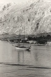 El Velero del Duque de Aosta, frente a la costa de Kotor, Croacia, del Álbum "Corfú, Atenas y la bahía de Kotor".