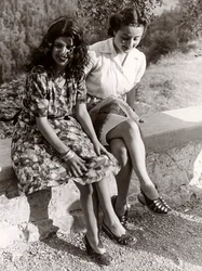 Dos chicas sentadas en una pared, Italia, c.1940 (foto b/n)