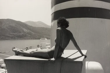 Mujer a bordo del crucero "Oceania", del álbum "At the Edge of Oceania 28th July to 10th August 1935".