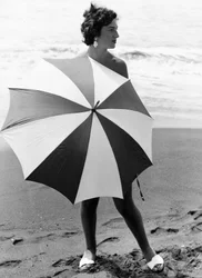 Mujer con sombrilla en la playa, c.1960 (foto b/n)