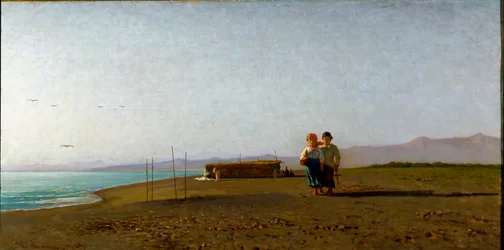 Vista de la playa en Viareggio con el sol de la mañana en la costa toscana, dos siluetas de niños.