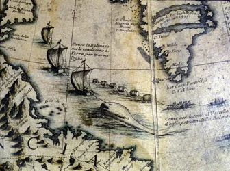Caza de ballenas: la ballena es llevada a tierra para extraer aceite. Del globo de Coronelli. Siglo XVII