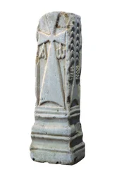 Piedra de altar que representa los símbolos cristianos del crismón, alfa y omega, siglo VII (piedra)