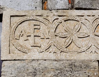 Detalle de la fachada occidental de la Iglesia de Santa María de Lara, Quintanilla de las Viñas, España, siglo VII d.C.