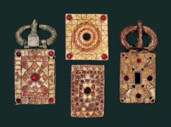 Pendientes de metal decorados con oro y granate, siglo VII (oro y granate)