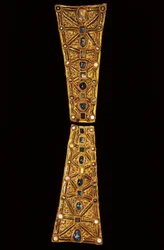 Cuello de una cruz procesional en oro, granate y perlas del Tesoro de Guarrazar, siglo VII