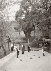 Juego de bochas (foto en blanco y negro)