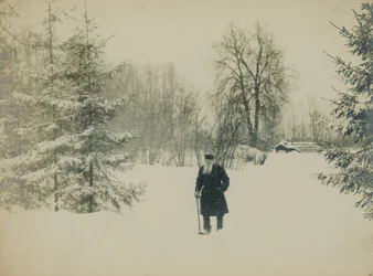 El conde Lev Nikolayevich Tolstoy caminando