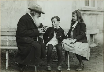León Tolstói con sus nietos Leo y Sofía, 1909