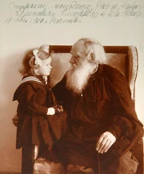 El autor ruso Leo Tolstoy con su nieta Tatiana, Yasnaya Polyana, Rusia, c1910