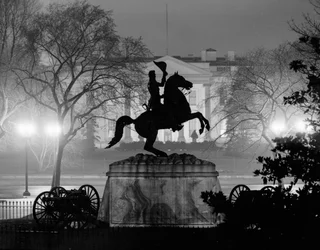 Monumento a Andrew Jackson en Lafayette Square, la Casa Blanca detrás, Washington de noche