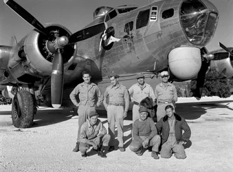 Tripulación de un B-17 durante el entrenamiento para misiones de reconocimiento aéreo en la Segunda Guerra Mundial