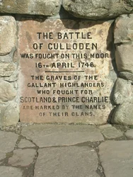 Monumento conmemorativo del campo de batalla del páramo de Culloden, principios del siglo XXI