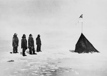 Roald Amundsen, Helmer Hanssen, Sverre Hassel y Oscar Wisting frente a la tienda erigida en el Polo Sur, 16 de diciembre