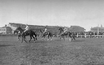 Caballos de St. Leger frente a la tribuna de Doncaster, c. 1901, 1903