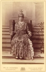 [Sarah Bernhardt como la emperatriz Theodora en "Theodora" de Sardou]