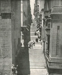 Una calle empinada en La Valeta, Malta, 1895