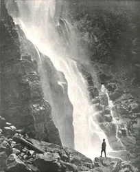 Una cascada en el distrito de colinas, Dehra Dun, India, 1895