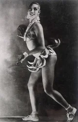 Josephine Baker vestida con un cinturón de plátanos. Fotografía de Lucien Walery (1863-1935).
