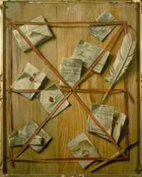 Una tabla con cartas adheridas