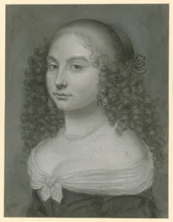 Retrato de busto de una joven dama con vestido de hombros descubiertos, collar de perlas y grandes pendientes de perlas, vuelta ligeramente a la izquierda