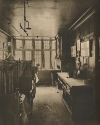 Sala de parrilla del primer piso del Cock con vista a Fleet Street, c. 1935