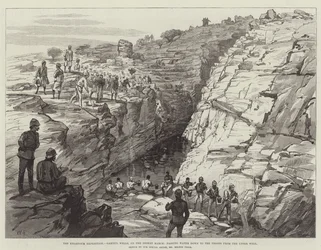 La expedición de Jartum, Gakdul Wells, en la marcha por el desierto, pasando agua a las tropas desde el pozo superior