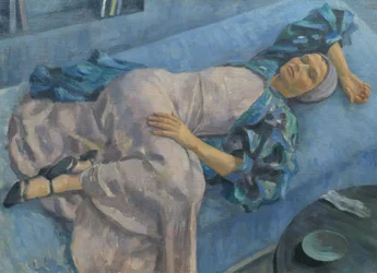 Grete Gamerith en un sofá azul