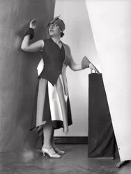 Retrato de Anita Pittoni con un vestido diseñado por el pintor Marcello Clarion, c.1930 (foto b/n)