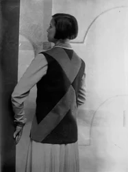 Retrato de Marion Wulz con vestido diseñado por Anita Pittoni, hacia 1940 (foto en b/n)